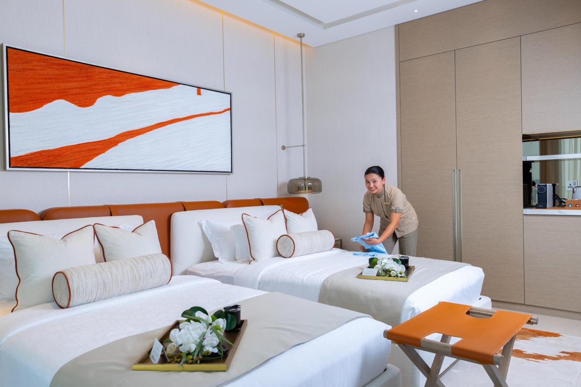 Hotel Onyx Rotana Manama Zewnętrze zdjęcie A housekeeper making a bed at a hotel